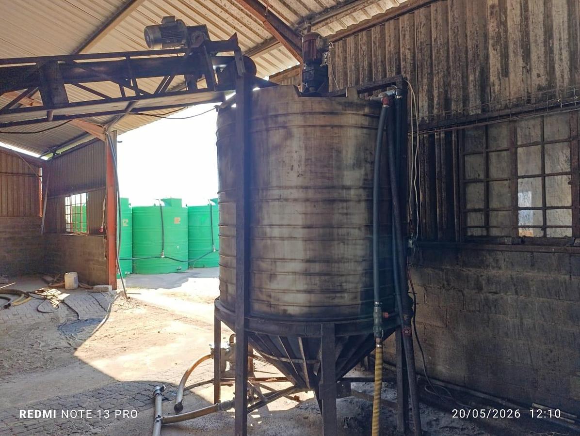 Used 5500L MIXING TANK, AGITATOR WITH 8 METER CONEYOR STRUCTURE