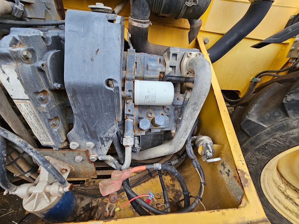 Used NEW HOLLAND LM1445 TELEHANDLER