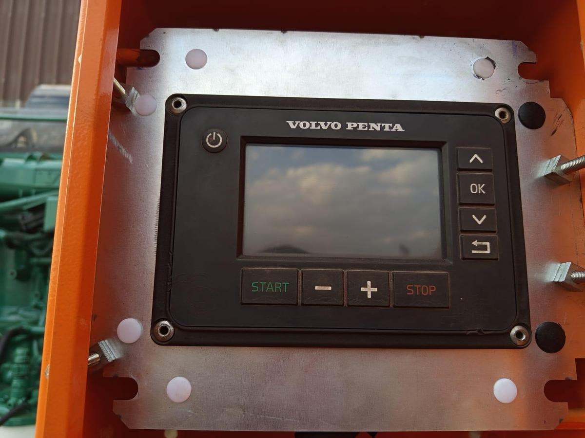 Used WATER PUMP ON A TRAILER WITH VOLVO ENGINE (BATTERIES NOT INCLUDED)