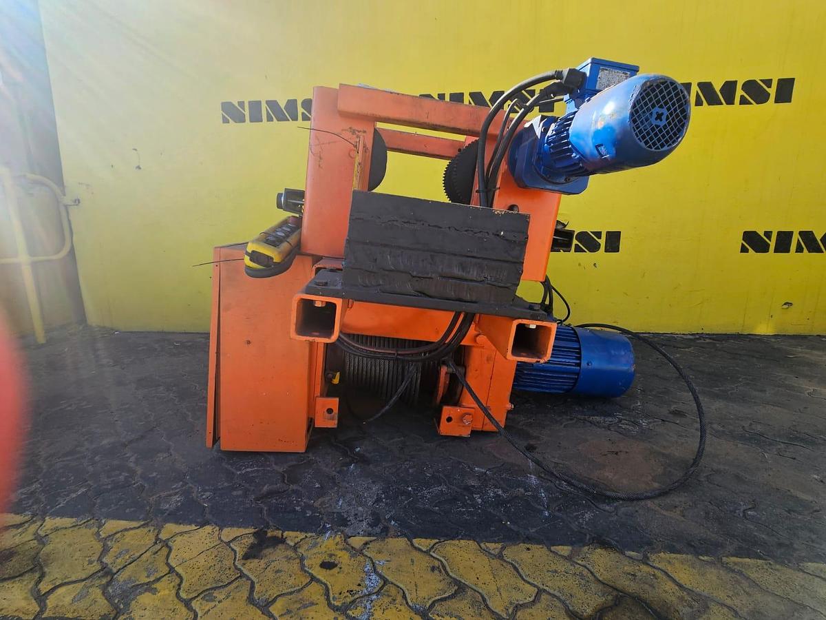 Used ELECTRIC WINCH WITH 2 ELECTRIC MOTORS , DV BOARD & REMOTE (USED)