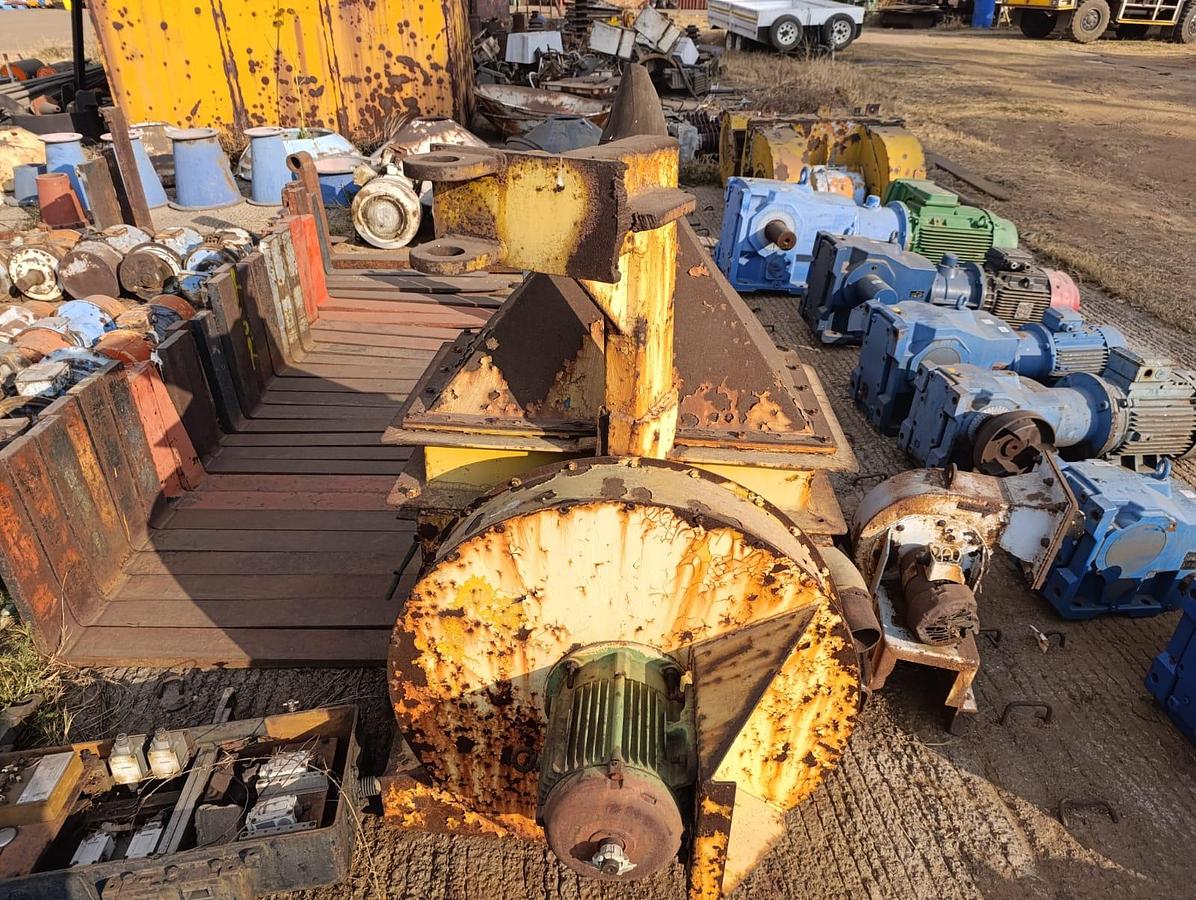 Used SHOOT WITH FAN AND 7.5 KW ELECTRIC MOTOR