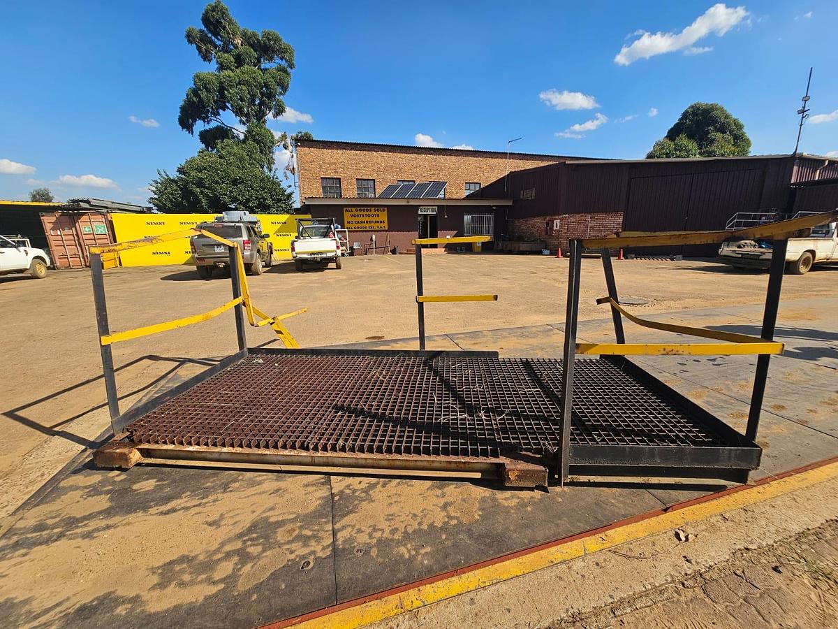 Used WALKWAY STRUCTURE WITH SIDE MOUNTS (USED)