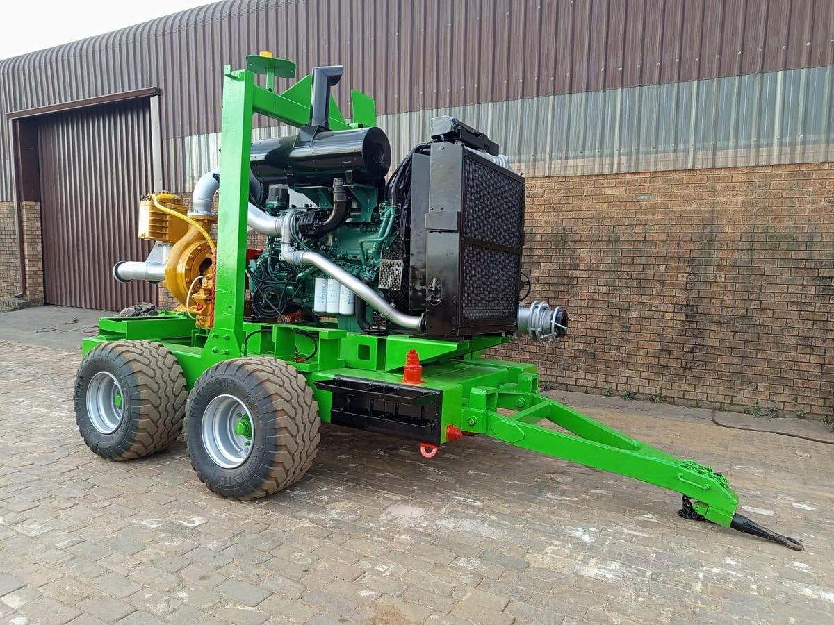 Used WATER PUMP ON A TRAILER WITH VOLVO ENGINE (BATTERIES NOT INCLUDED)