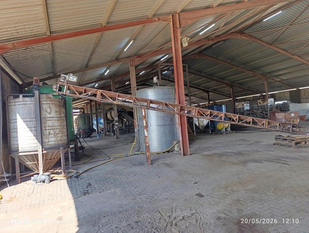 Used 5500L MIXING TANK, AGITATOR WITH 8 METER CONEYOR STRUCTURE