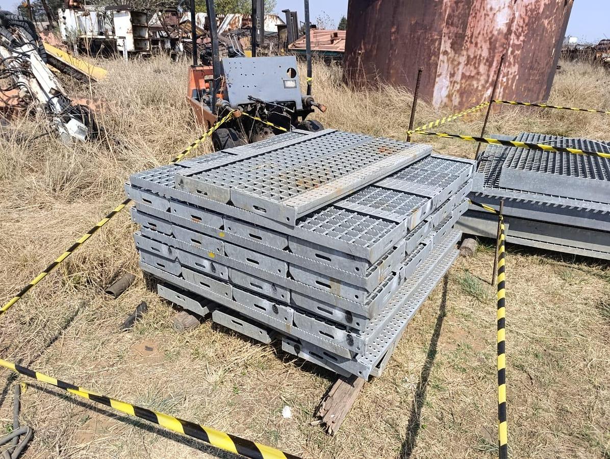 Used GALVANISED STAIR WALWAY GRIDS (915 MM X 315 MM)- NEW CONDITION