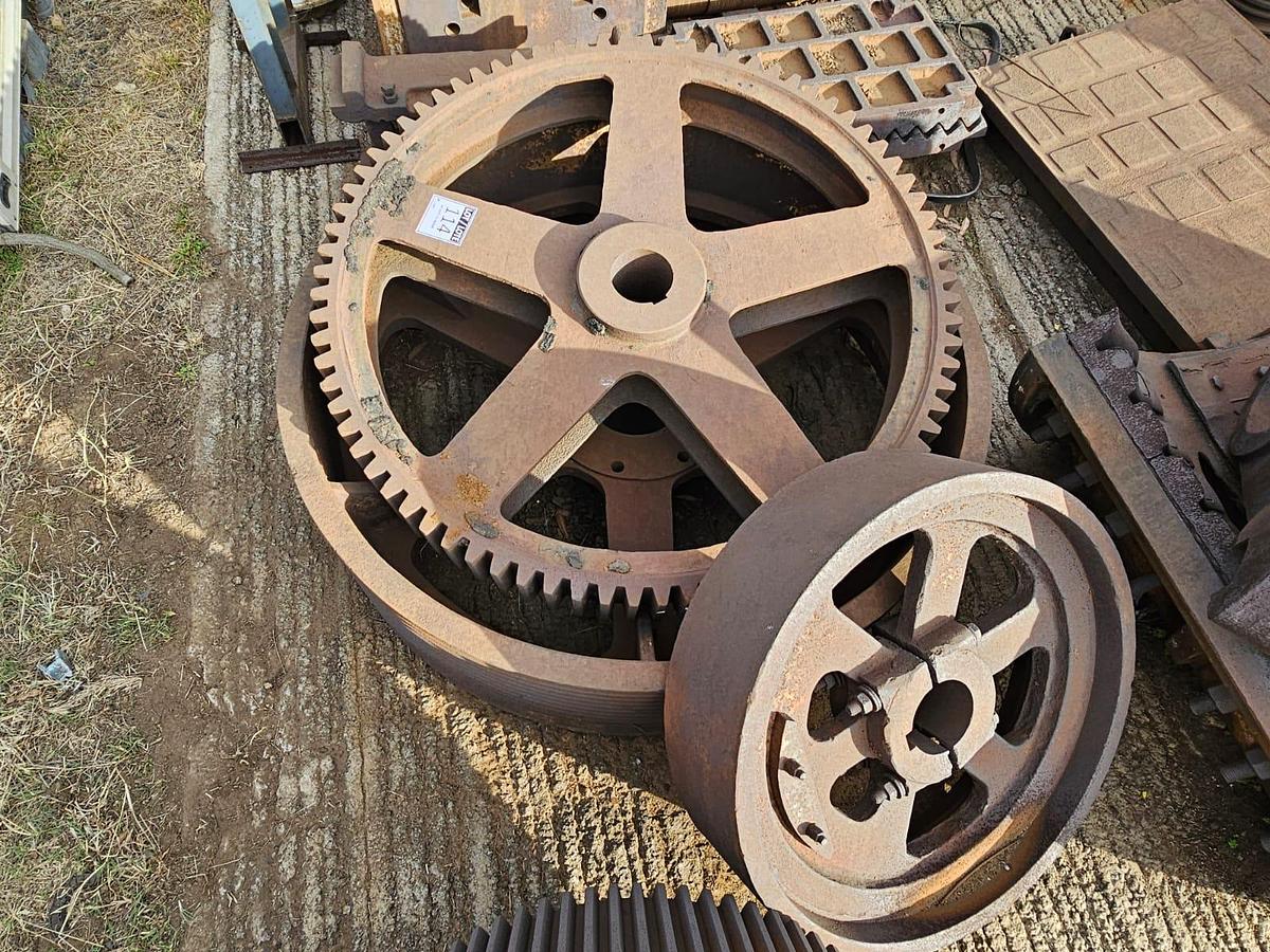 Used CRUSHER FLY WHEELS AND GEAR