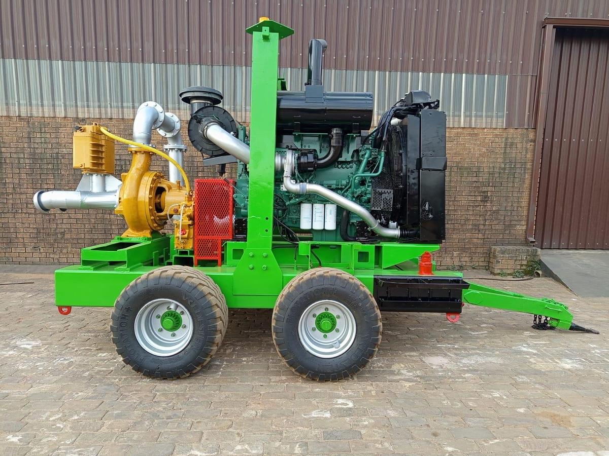 Used WATER PUMP ON A TRAILER WITH VOLVO ENGINE (BATTERIES NOT INCLUDED)