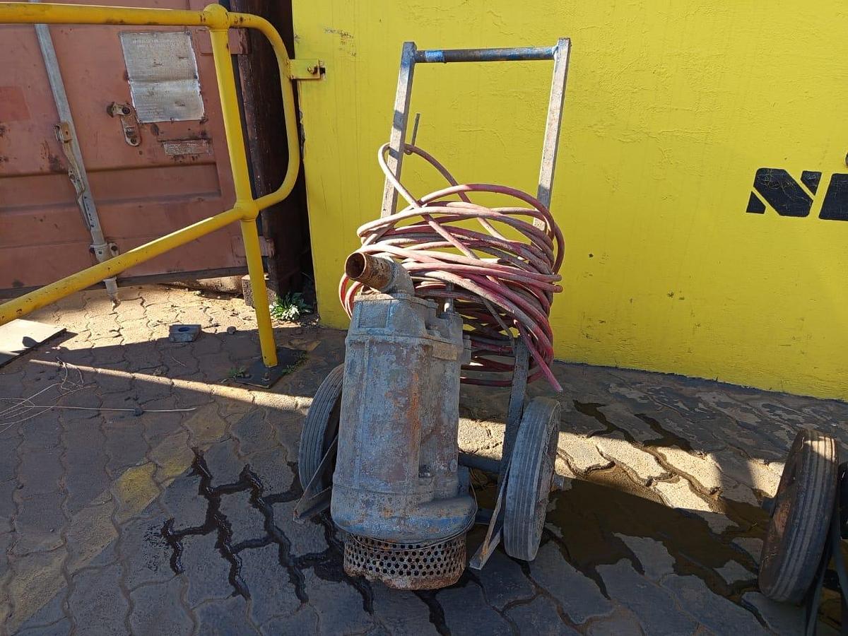 Used SUBMERSIBLE PUMP (NO PLATE)