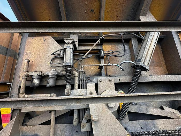 Used RDS BOTTOM SIDE DISCHARGE HOPPER