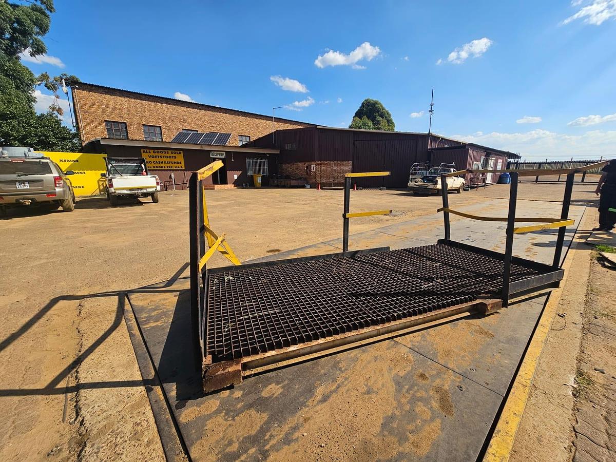 Used WALKWAY STRUCTURE WITH SIDE MOUNTS (USED)