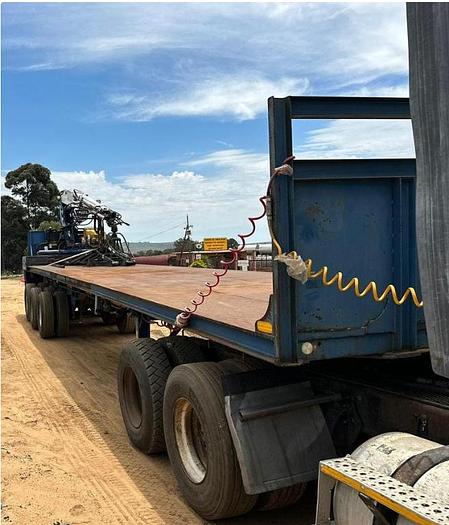 Used 1 X TRI-AXLE FLAT DECK TRAILER WITH KENNIS 3.2 TON DIESEL POWERED BRICK CRANE & GRAB (TRUCK NOT INCLUDED)