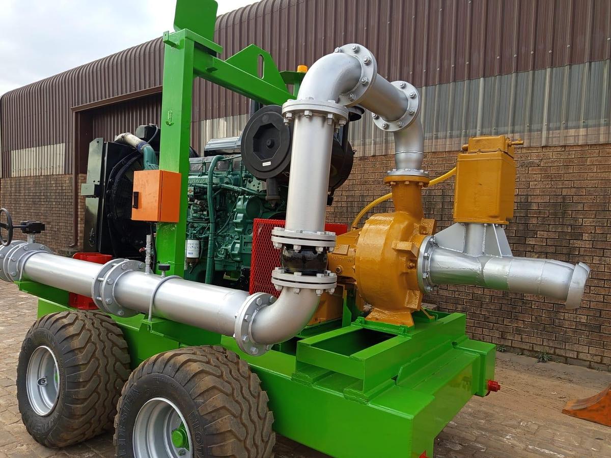 Used WATER PUMP ON A TRAILER WITH VOLVO ENGINE (BATTERIES NOT INCLUDED)