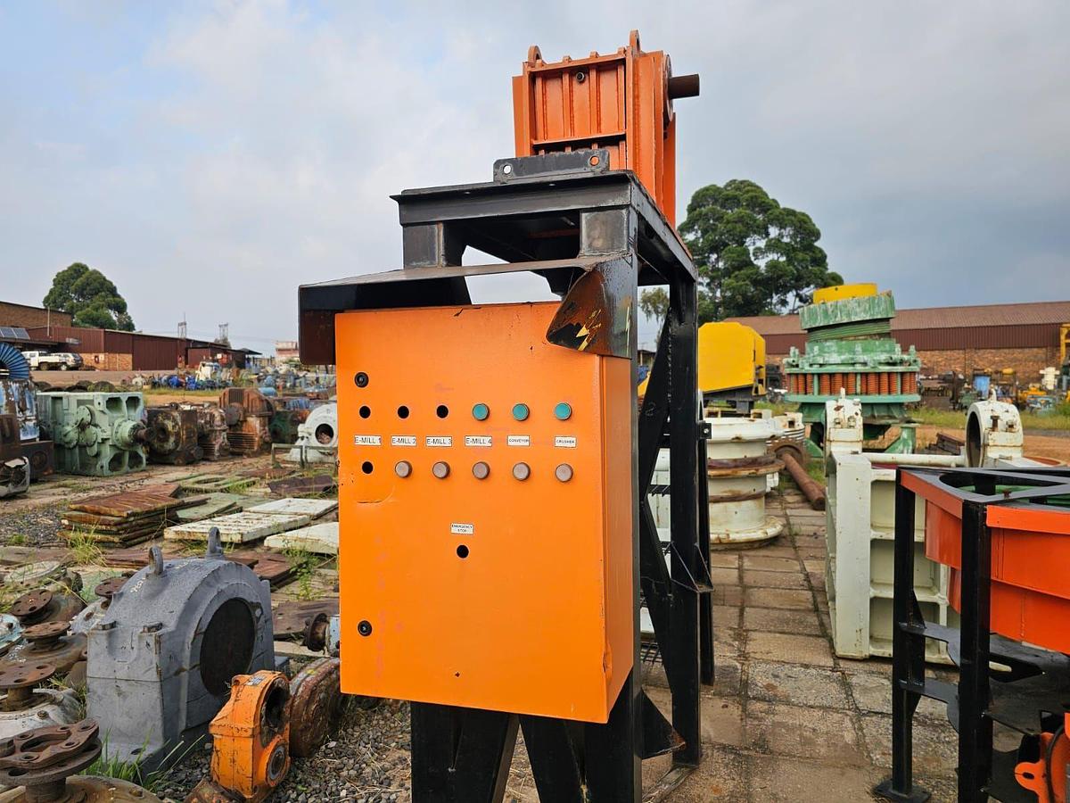 Used  JAW CRUSHER ON STAND