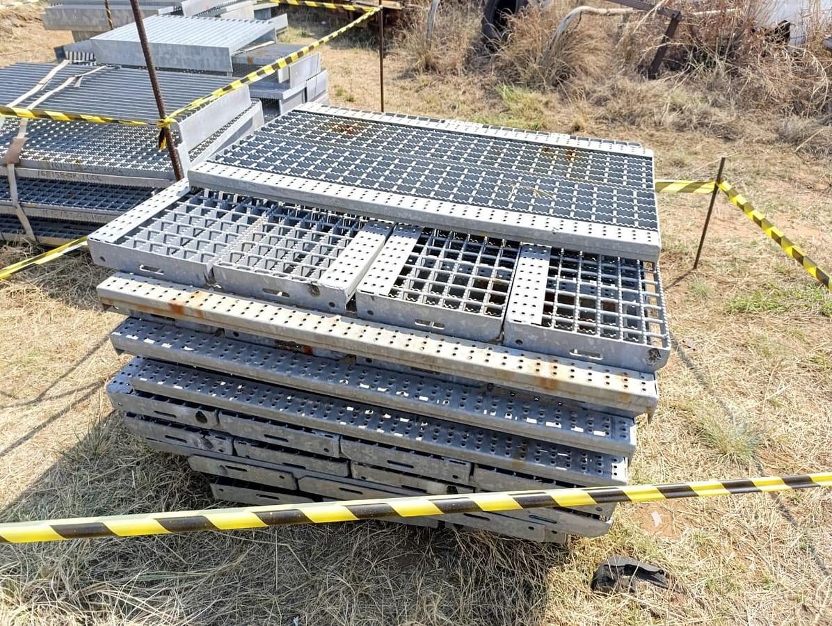 Used GALVANISED STAIR WALWAY GRIDS (915 MM X 315 MM)- NEW CONDITION