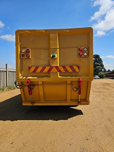 Used BELL 2806D 4X4 ARTICULATED HAULER WITH BOTTOM DISCHARGE TRI AXLE TRAILER (RUNNER)