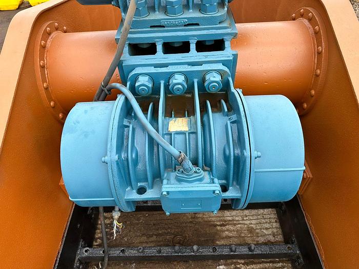 Used SINGLE DECK 4X16 VIBRATING SCREEN WITH 2 VIBRATING MOTORS (NOT TESTED)