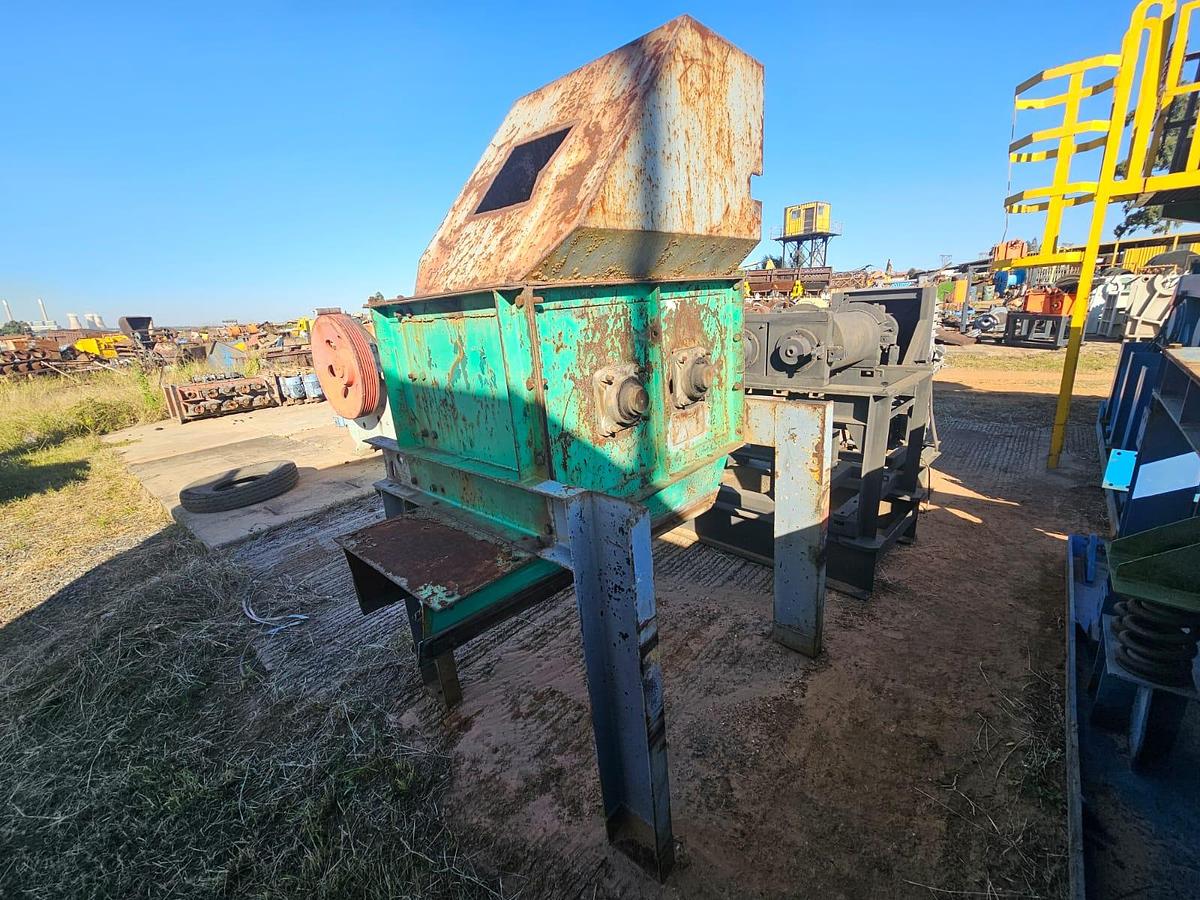 Used DOUBLE ROLL LUMP BREAKER / CRUSHER ON STAND WITH MOTOR AND GEARBOX (NOT TESTED)