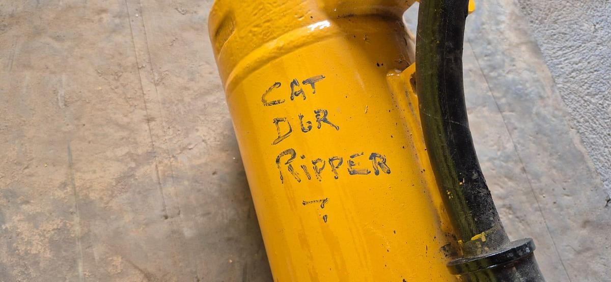 Used CAT D6R RIPPER CYLINDER (USED)