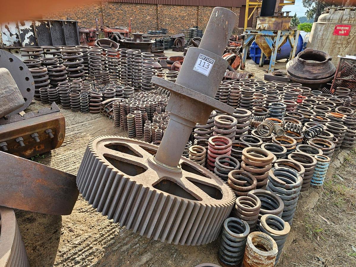 Used CRUSHER GEAR ON SHAFT