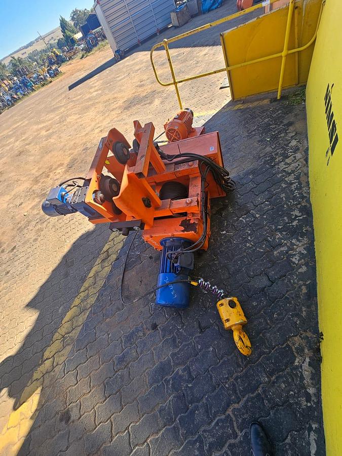 Used ELECTRIC WINCH WITH 2 ELECTRIC MOTORS , DV BOARD & REMOTE (USED)