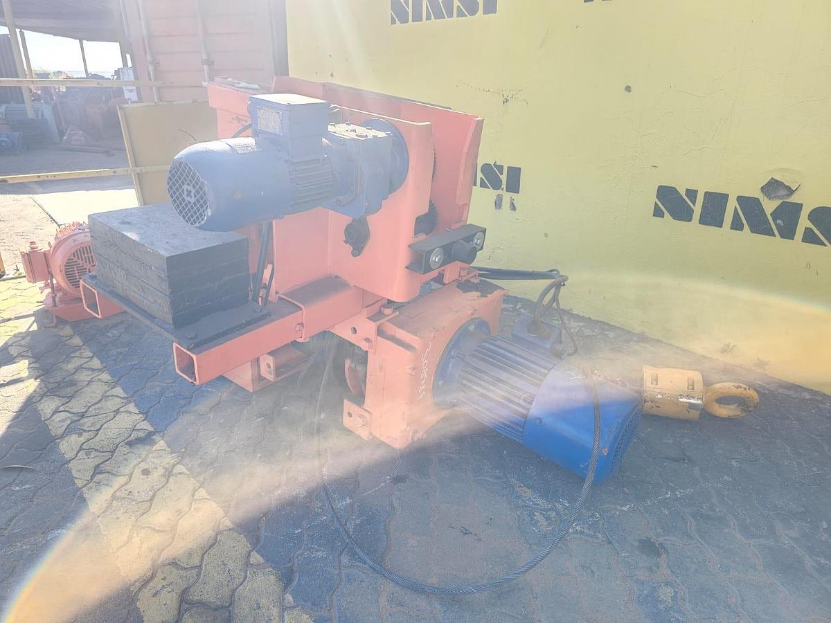 Used ELECTRIC WINCH WITH 2 ELECTRIC MOTORS , DV BOARD & REMOTE (USED)