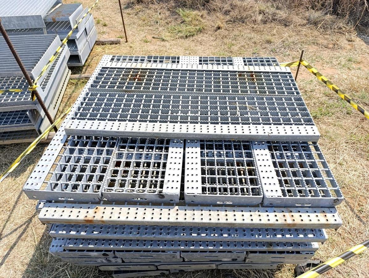 Used GALVANISED STAIR WALWAY GRIDS (915 MM X 315 MM)- NEW CONDITION
