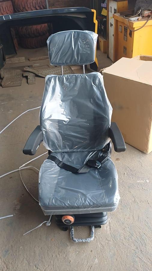 UNIVERSAL SEATS ( F.E.L AND EXCAVATORS) (NEW)