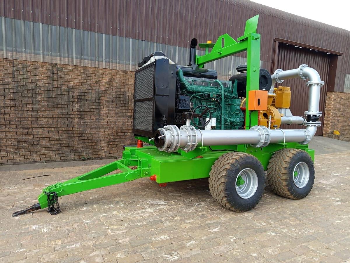 Used WATER PUMP ON A TRAILER WITH VOLVO ENGINE (BATTERIES NOT INCLUDED)