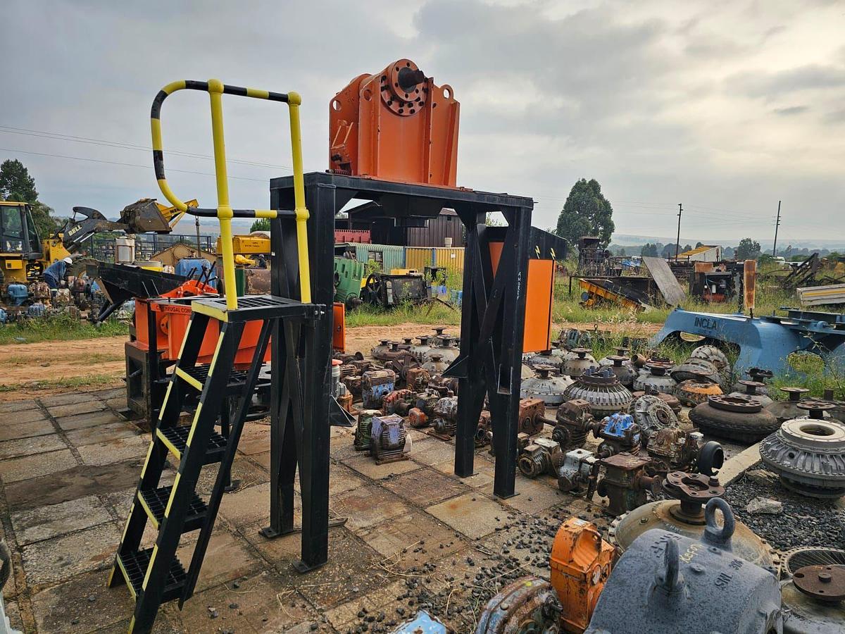 Used  JAW CRUSHER ON STAND