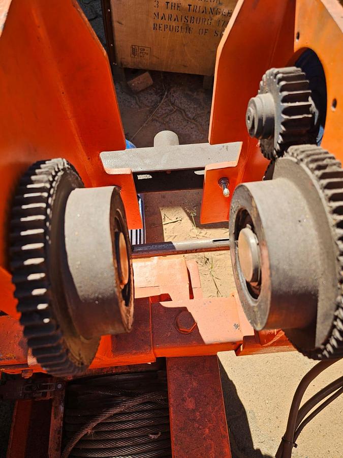 Used ELECTRIC WINCH WITH 2 ELECTRIC MOTORS , DV BOARD & REMOTE (USED)