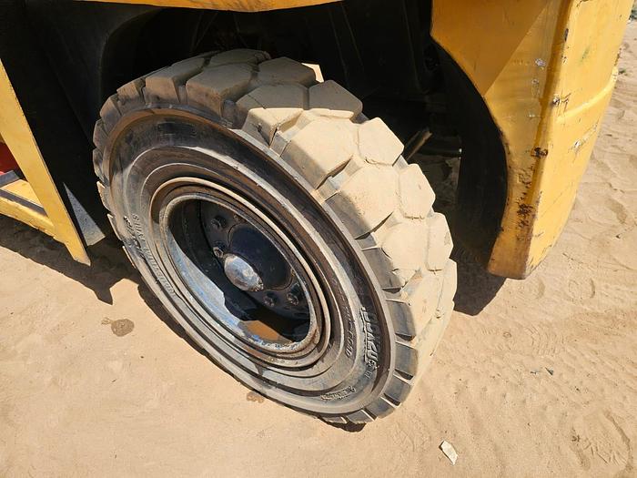 Used KOMATSU FD80H-5 FORKLIFT WITH TWO (2) EXTENDED FORKS (RUNNER) (BATTERIES NOT INCLUDED)