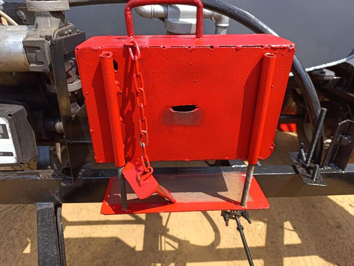 Used HEAVY DUTY 2500 LITRE DIESEL BOWSER TRAILER WITH PUMP & METER- USED CONDITION