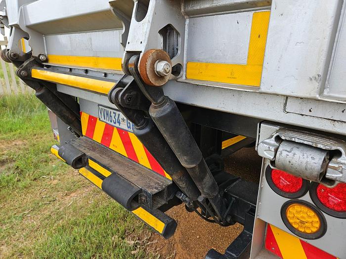 Used SERCO DOUBLE AXLE ISOLATED BODY TRAILER WITH RAVIOLI TAIL LIFT