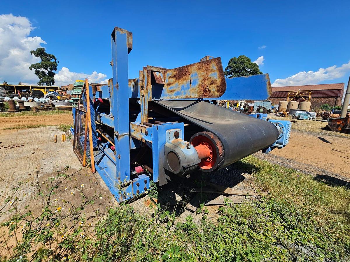 Used 1200 CONVEYOR BELT STRUCTURE ON SKIDS WITH 7.5 KW ELECTRIC MOTOR AND 1.18.96 RATIO GEARBOX 