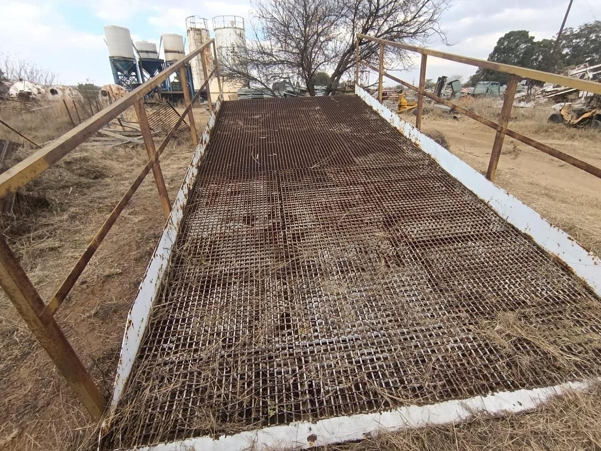 Used LOADING RAMP (6,2 M X 3 M X 2,5 M) - USED CONDITION