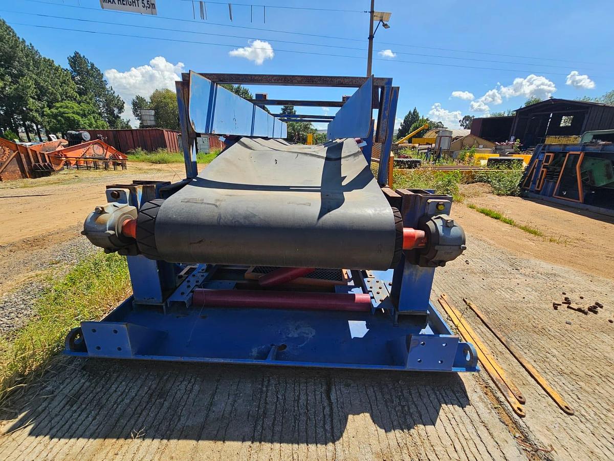 Used 1200 CONVEYOR BELT STRUCTURE ON SKIDS WITH 7.5 KW ELECTRIC MOTOR AND 1.18.96 RATIO GEARBOX 