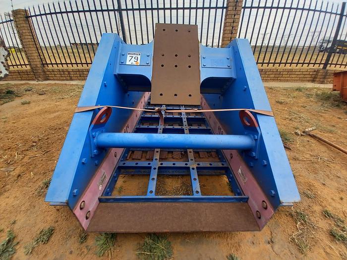 Used WEIR VIBRATING SCREEN WITH 2 X 2.3 KW DELTECH VIBRATING MOTORS (NOT TESTED)
