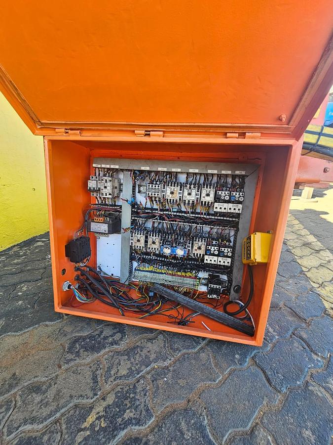 Used ELECTRIC WINCH WITH 2 ELECTRIC MOTORS , DV BOARD & REMOTE (USED)