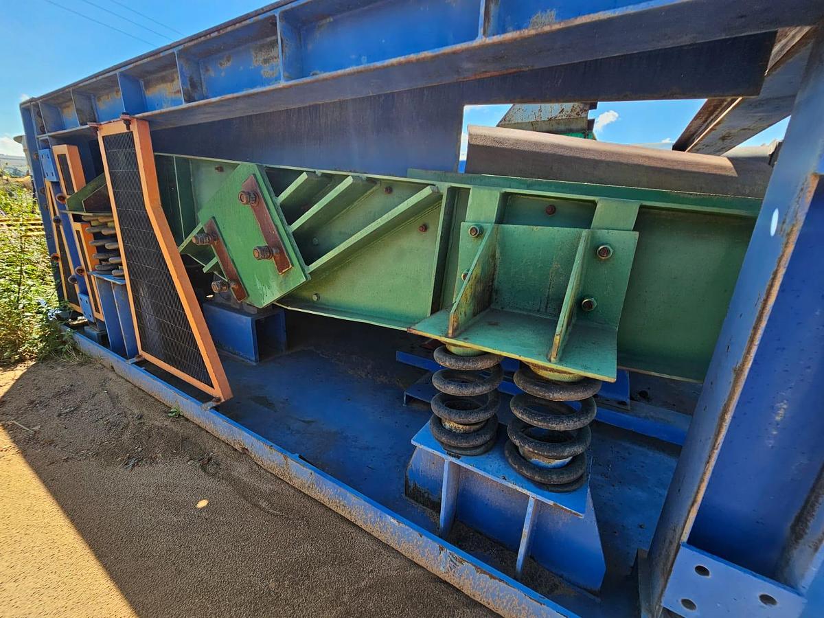 Used VIBRATING PAN FEEDER ON SKITS (USED)