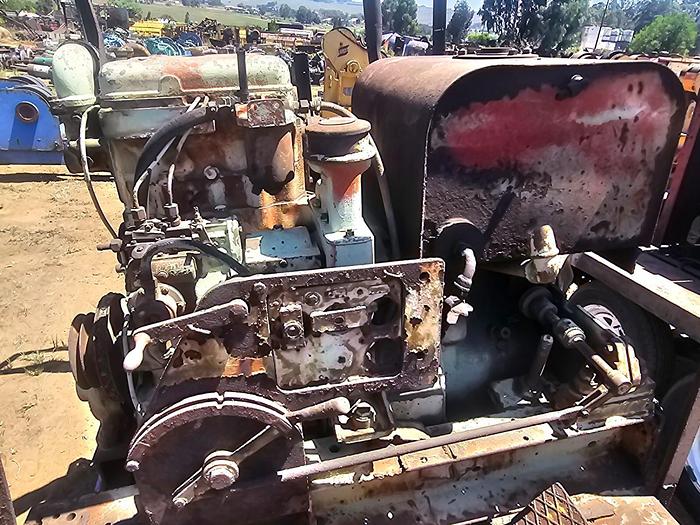 Used LOCOMOTIVE WITH 2 CYLINDER ENGINE (NOT TESTED)