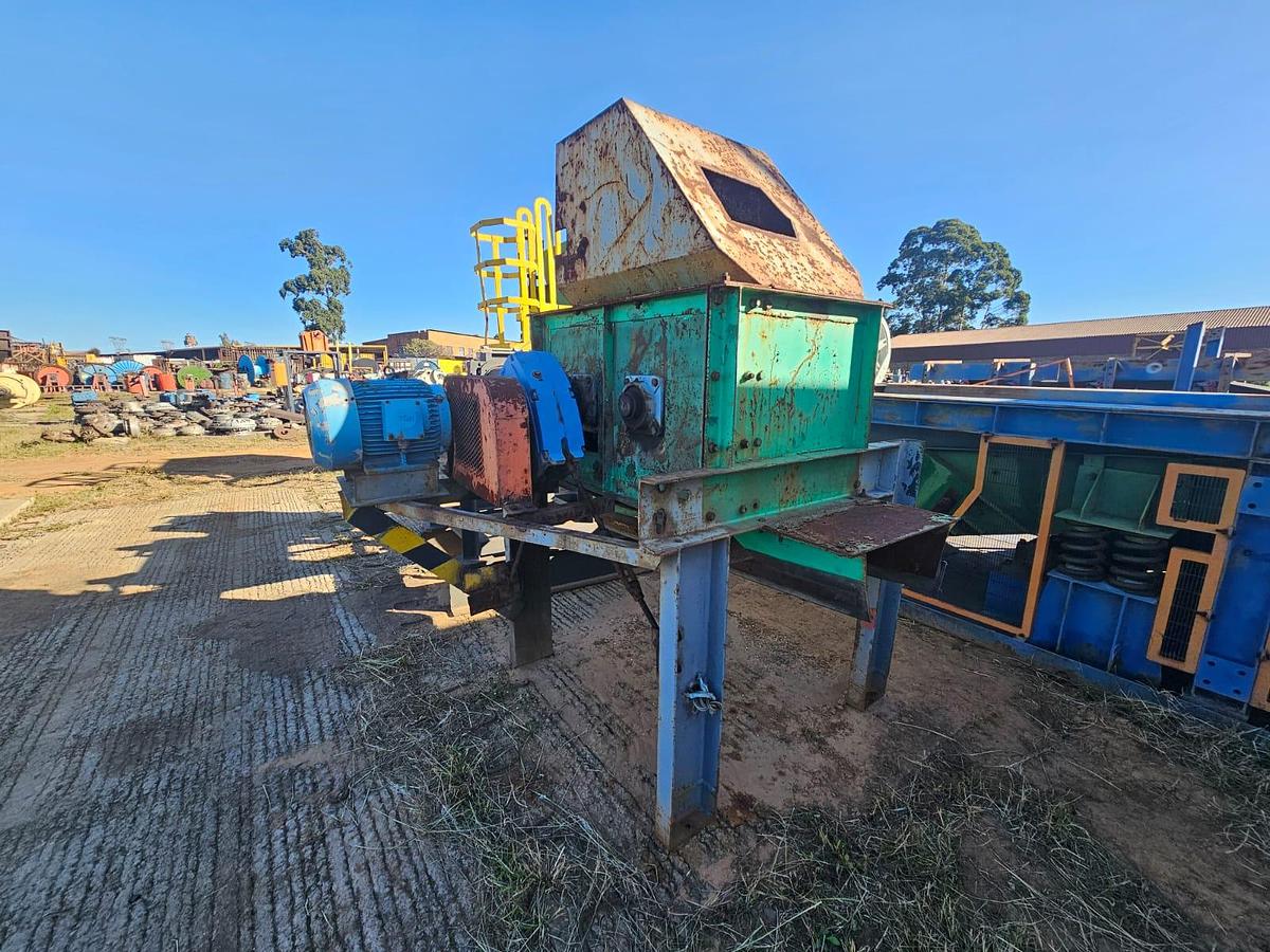 Used DOUBLE ROLL LUMP BREAKER / CRUSHER ON STAND WITH MOTOR AND GEARBOX (NOT TESTED)