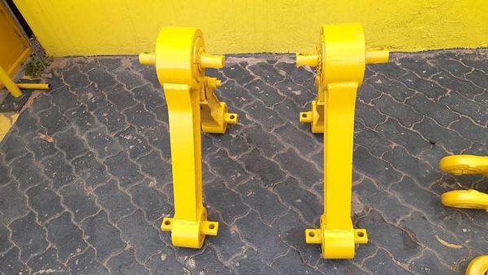 Used Bell B25D/B30D Front axel tri links