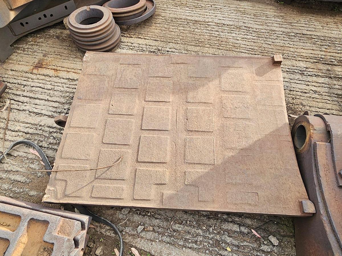 Used CRUSHER FLY WHEEL, TOGGLE PLATES AND HAMMER