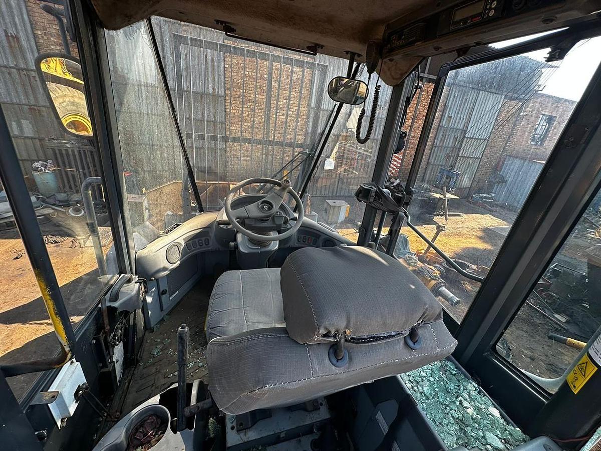 Used KOMATSU WA250-6 FRONT END LOADER - INOPERABLE