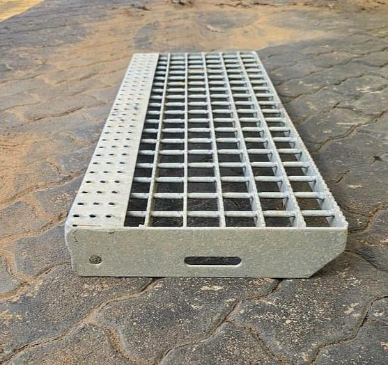 Used STAIR TREAD GRID (915mm x 315mm)