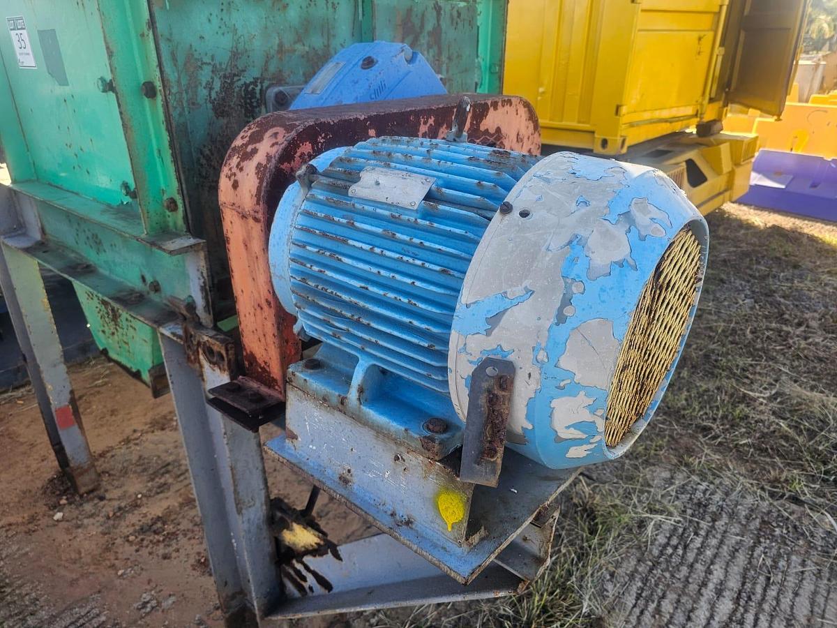 Used DOUBLE ROLL LUMP BREAKER / CRUSHER ON STAND WITH MOTOR AND GEARBOX (NOT TESTED)