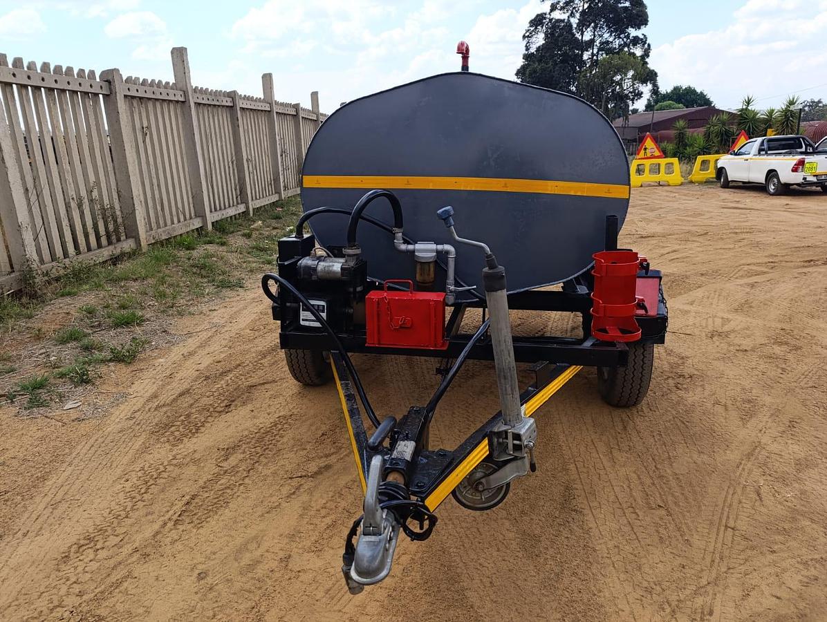 Used HEAVY DUTY 2500 LITRE DIESEL BOWSER TRAILER WITH PUMP & METER- USED CONDITION