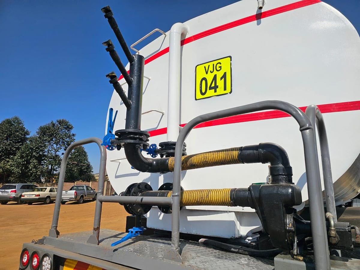 Used 18 000 LITRE WATER TRUCK