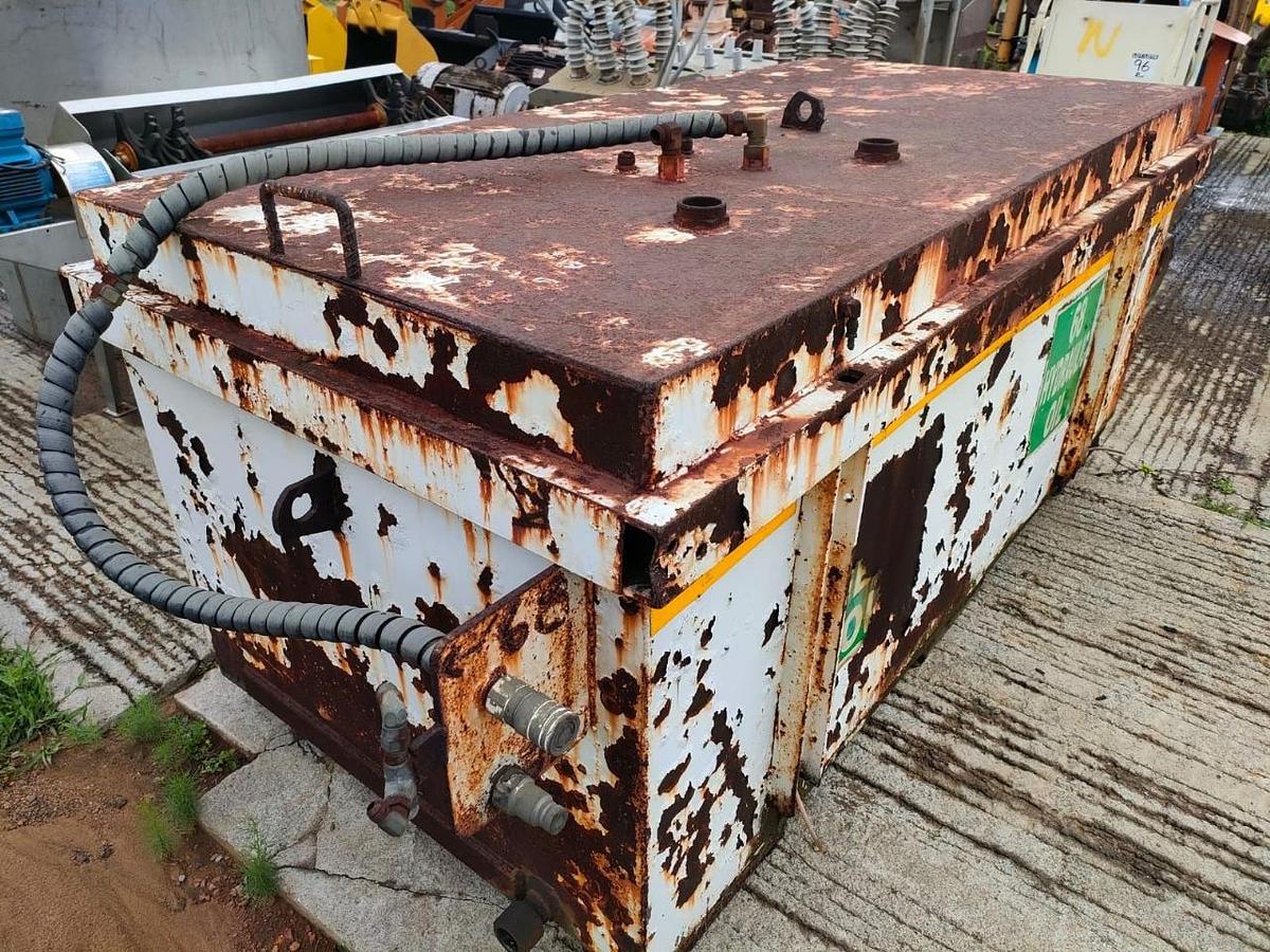 Used HYDRAULIC & GEAR OIL TANK