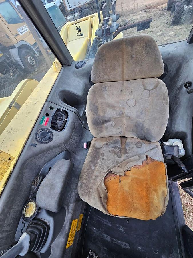 Used NEW HOLLAND LM1445 TELEHANDLER